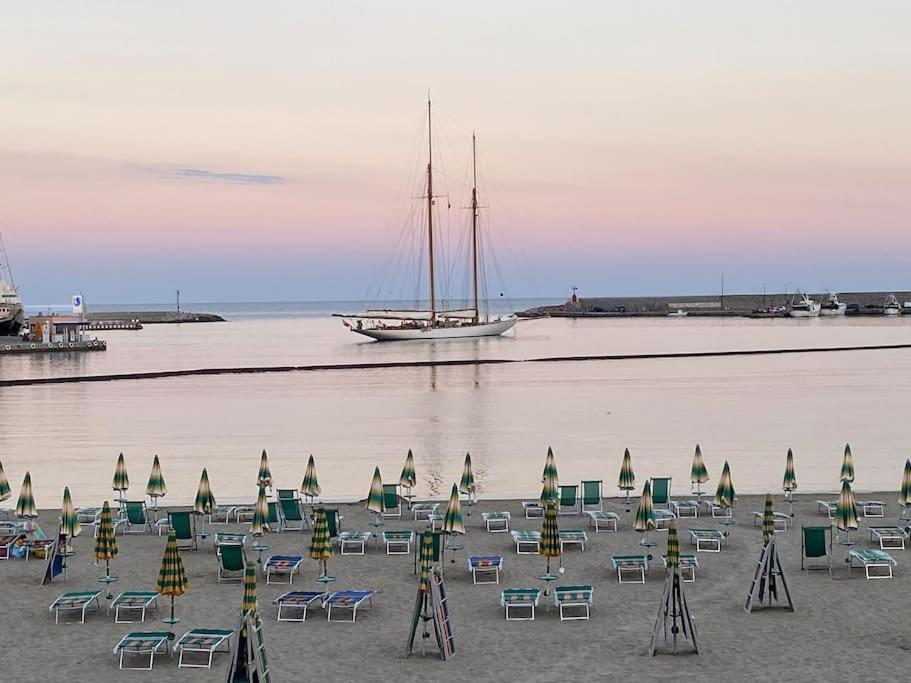 Appartamento Incantevole In Piazza Bresca, San Remo Buitenkant foto
